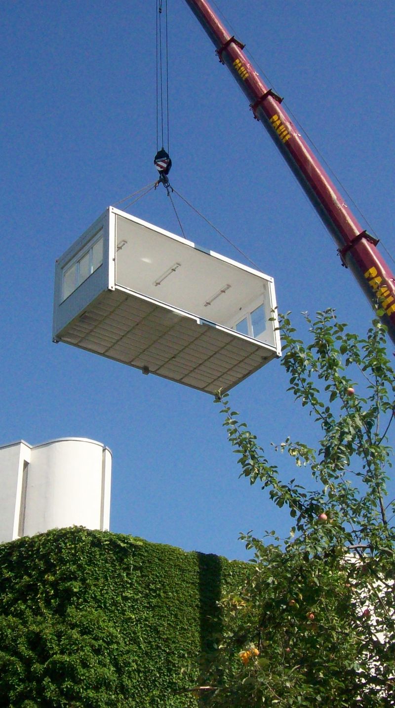 Typ 01b Bürocontainer ca. 3m x 6m lang mit Windfang und auswechselbaren Wandelementen 
